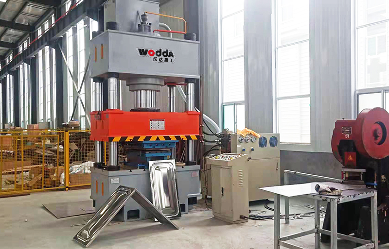 500噸不(bú)鏽鋼水箱成型液(yè)壓機客戶現場視(shi)頻