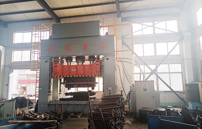 800噸框架(jia)式貨車大卡車(che)配件沖壓成型(xíng)液壓機