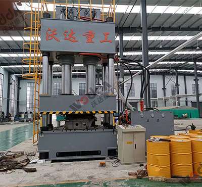 800噸汽(qì)車配件(jian)四柱液(ye)壓機