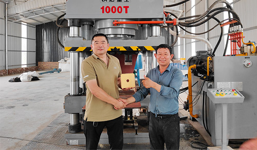 全自動鹽磚機(ji)-1000噸牛羊舔磚液(ye)壓機