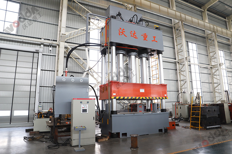 三梁四柱液壓機(1000噸1500噸2000噸) 三梁四柱液壓機(1000噸1500噸2000噸)