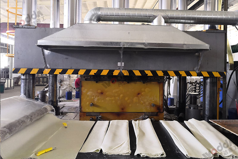 生産2立方玻璃鋼化糞池設備_2000噸四柱液壓機_液壓機廠家 生産2立方玻璃鋼化糞池設備_2000噸四柱液壓機_液壓機廠家