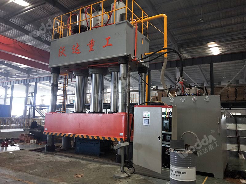 2000噸SMC汽車導流罩成型液壓機 2000噸SMC汽車導流罩成型液壓機