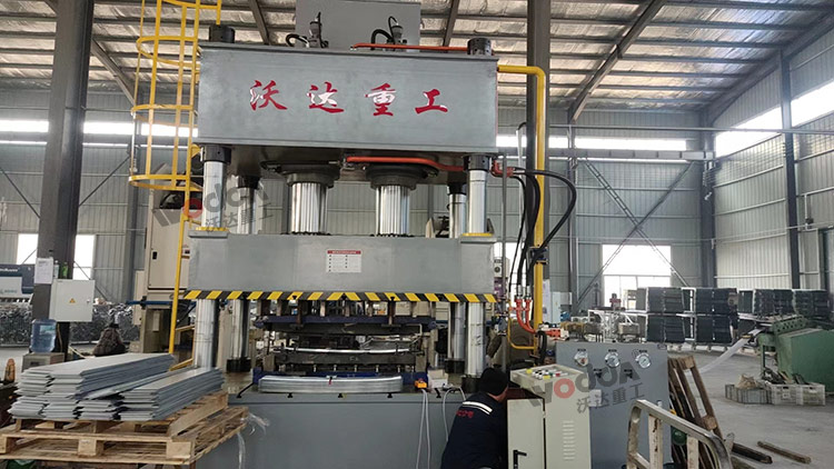 500噸汽車配件拉伸液壓機客戶現場