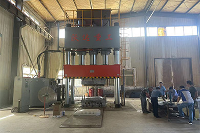 1500噸(dūn)複合材(cái)料液壓(ya)機模壓(ya)SMC工程車(chē)覆蓋件(jiàn)