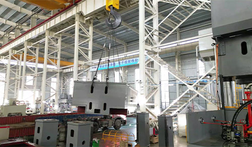 长春昌兴传感器制造有限责任公司2000噸(dūn)框架式液(ye)壓機裝車(chē)發貨