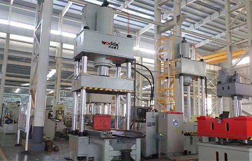 500噸伺服(fú)液壓機帶(dai)移動工作(zuò)台