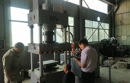 200噸不鏽(xiù)鋼離心(xīn)風機成(cheng)型液壓(yā)機