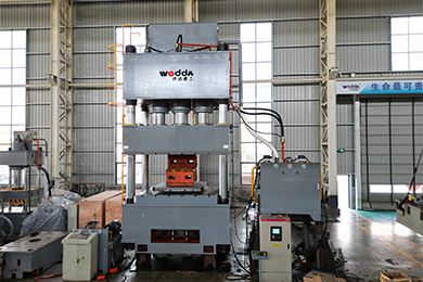 1500噸(dun)四柱拉伸(shen)液壓機（液(yè)壓墊）