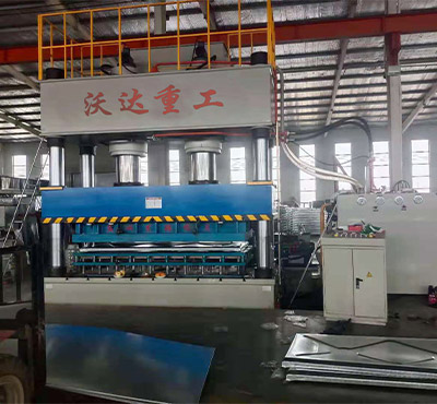 不鏽鋼水箱闆(pǎn)液壓機_1000噸液壓(ya)機